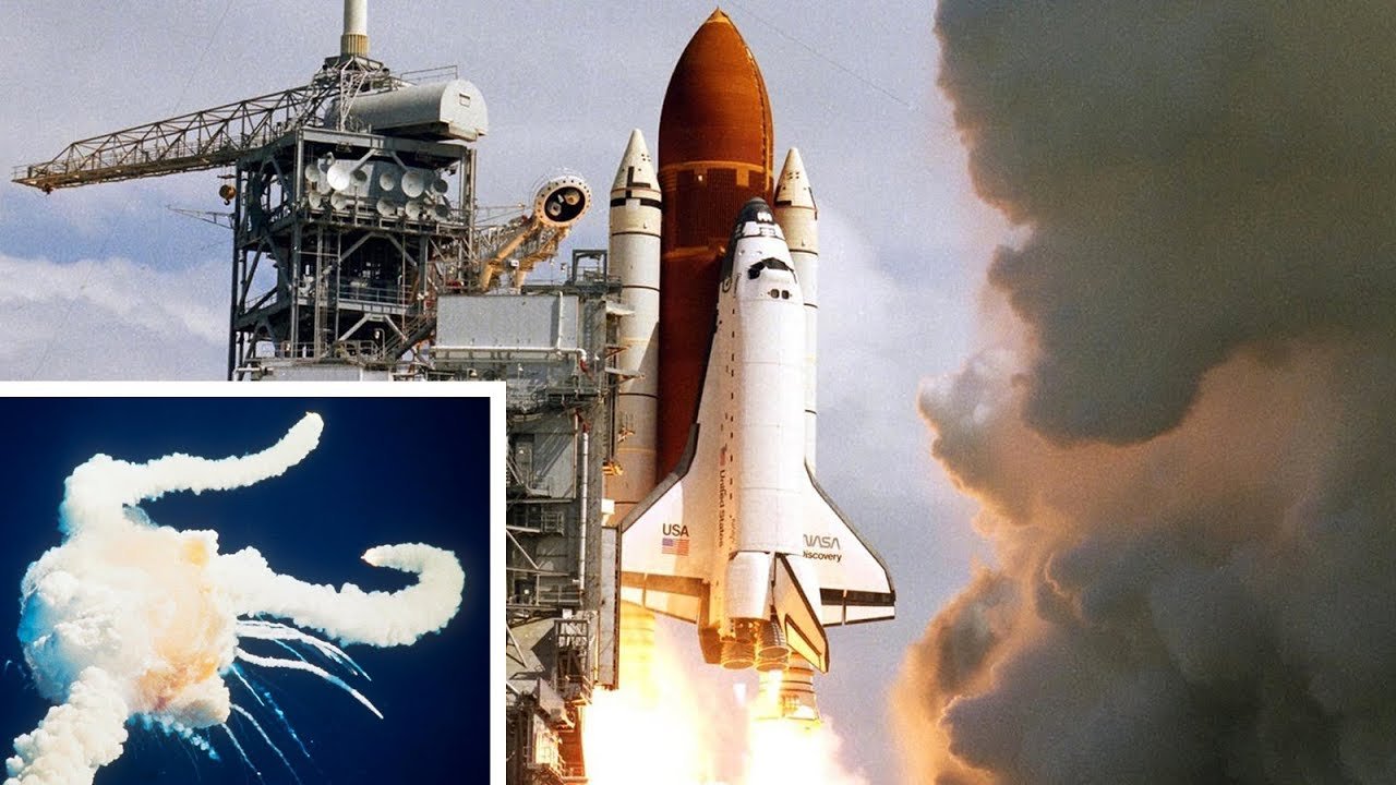 Lançamento de ônibus espacial com foguetes auxiliares de propelente sólido e, em destaque, a nuvem da desintegração da Challenger 73 segundos após a decolagem.